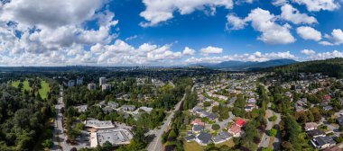 Burnaby 'nin Büyük Vancouver' daki panoramik manzarası, BC, Kanada, yukarıdan bulutlarla.
