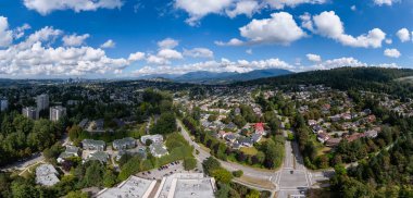 Büyük Vancouver 'daki Burnaby' nin büyüleyici hava manzarası, sergilenen evler ve yeşillikler.