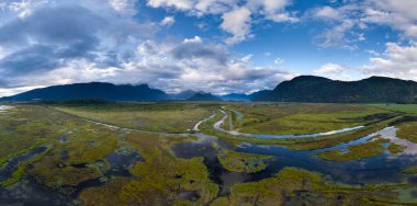 Nehir vadilerinin, yemyeşil sulak alanların ve Kanada 'nın BC, Kanada' daki dağların dramatik manzarası..