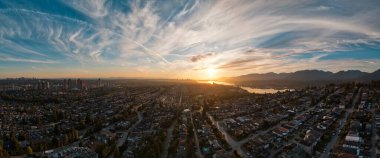 Muhteşem bir günbatımında Burnaby, Büyük Vancouver, BC, Kanada 'nın panoramik hava görüntüsü.