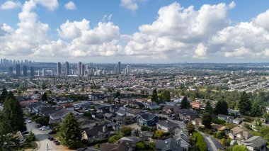 Bulutlu mavi gökyüzünün altında Burnaby ve Büyük Vancouver 'ın panoramik hava görüntüsü.