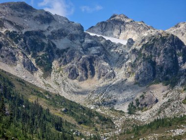 MÖ Squamish 'te kayalık tepeler, yemyeşil yemyeşil ve dingin doğa ile çarpıcı bir dağ manzarası..