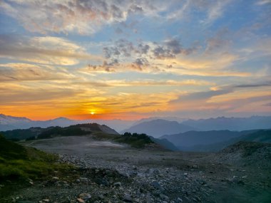 Squamish, BC, Kanada 'da renkli gökyüzü ve dağ sıralarıyla canlı gün doğumu.