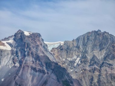Squamish, BC, Kanada 'daki engebeli dağlı tepelerin güzel manzarası.