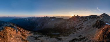 Kanada, BC 'de gün batımında dağ manzarası büyüleyici doğal manzaralar sergiliyor..