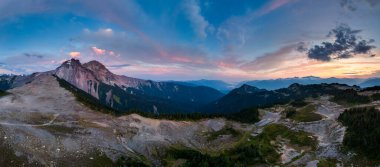 Britanya Kolumbiyası, Kanada 'da günbatımı gökyüzü ile sakin dağ manzarası.