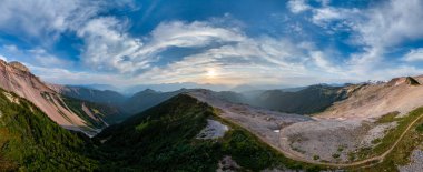 BC, Kanada 'da engebeli zirveleri ve orman genişlemeleri ile nefes kesici dağ manzarası.