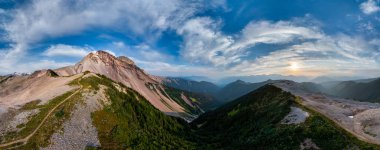BC, Kanada 'da gün batımında görkemli dağ manzarası canlı manzara ayrıntılarıyla.