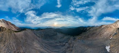 Kanada, BC 'de doğa ile çevrili, günbatımı gökyüzü ile engebeli dağ arazisi..
