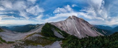 Yeşil vadileri ve manzaralı engebeli dağ sırtları, BC, Kanada 'da yer alıyor.