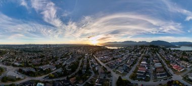 Gün batımında panoramik şehir manzarası Burnaby 'nin ufuk çizgisini gösteriyor Büyük Vancouver, BC, Kanada.