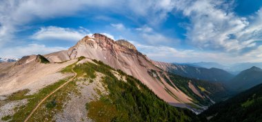 BC, Kanada 'da engebeli dağ manzarası, panoramik manzaralı yamaçlar ve vadiler.