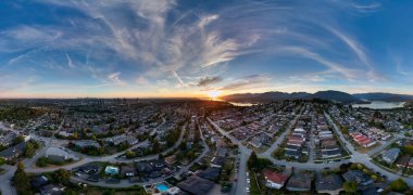 Burnaby, BC, Kanada 'nın çarpıcı hava görüntüsü, sakin bir günbatımında çekildi..
