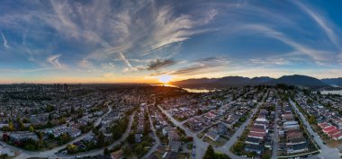 Burnaby, Büyük Vancouver, BC üzerinde günbatımı gökyüzü ile canlı şehir manzarası.