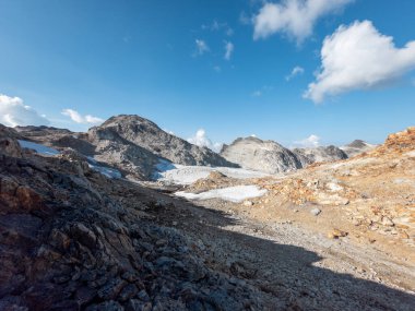 Sefamiş, BC, Kanada 'da açık bir gökyüzü altında engebeli dağlık arazi.