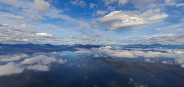 Dağların, bulutların ve huzurlu gökyüzündeki yansımaların sakin panoramik görüntüsü. 3B görüntüleme.