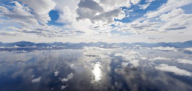 Görkemli dağ sırası ve dramatik gökyüzü üç boyutlu detaylı bir şekilde harmanlanmış..