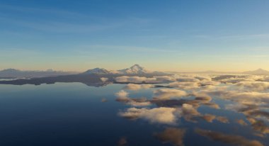 Dağların, bulutların ve sakin sulardaki manzaranın çarpıcı 3D yansıması..