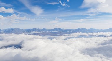 Dağ sıralarının üzerinde yüzen bulutlar büyüleyici bir 3 boyutlu görüntüleme efektiyle