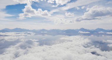 Huzurlu dağ manzarası, manzaralı bulutlar ve mavi gökyüzü 3D görüntülerle sunuluyor.