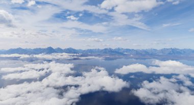 Bulutlar ve açık mavi gökyüzü ile çevrili dağların nefes kesici 3D görüntüsü..