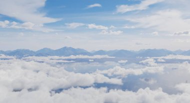 Güzel dağ manzarası bulutlarla çevrili ve sanatsal olarak 3 boyutlu..