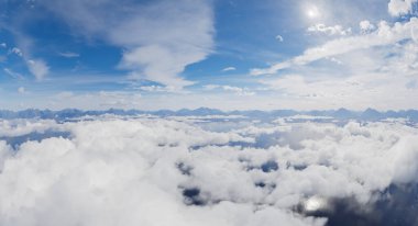 Yüksek irtifa bulutu ve dağ manzarası. Parlak mavi bir gökyüzü altında..