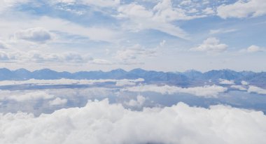 Bulut katmanının üstündeki dağların sakin manzarasını gösteren 3D görüntüler..