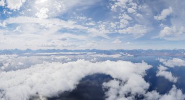 Bulutlu gökyüzü ve büyüleyici 3D etkisi olan güzel dağlık bir manzara..