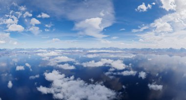 Sakin suyun üzerinde süzülen bulutlar ve uzak dağlar, üç boyutlu görüntüleme efekti içerir..