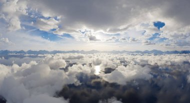 Bulutlu manzara bulutları yansıtıyor, su yansıtıyor ve uzak dağlar 3 boyutlu görüntülüyor..