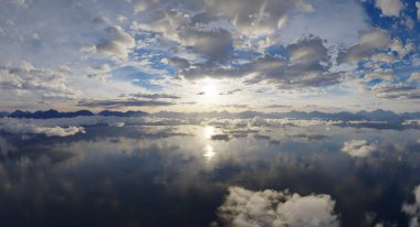 Güzel 3D görüntüler bulutlar ve aynalı su yansımalarıyla sakin bir günbatımı sergiliyor..