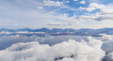 Dağların ve bulutların nefes kesici manzarası, üç boyutlu olarak güzelce detaylandırılmış..