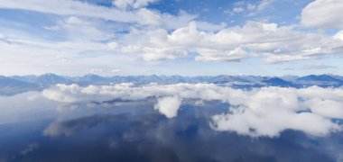 Bulutların üzerindeki görkemli bir dağ sırasının 3D görüntüsü..