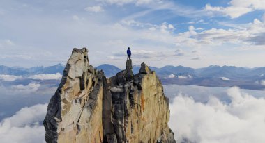 Dağ zirvesinde panoramik manzarası olan kişi, üç boyutlu fotorealistik detaylarla donatılmış..