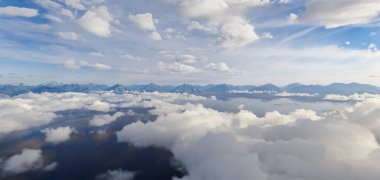 Geniş gökyüzü, dağların tepesinde bulutlar, bu üç boyutlu resimde güzel bir şekilde resmedilmiş..
