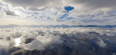 Gökyüzü sahnesinin altında, manzaralı dağların üzerinde süzülen bulutları gösteren 3 boyutlu bir resim..