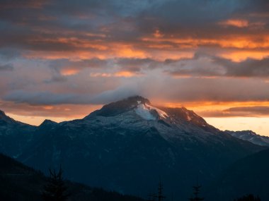 Squamish ve Whistler, British Columbia, Kanada yakınlarındaki karlı dağların üzerinde gün batımı.
