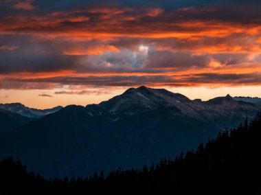 Squamish ve Whistler, BC, Kanada yakınlarında büyüleyici bir dağ günbatımı
