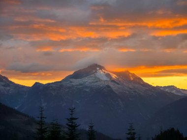 Dağlık arazide sersemletici gün batımı Whistler, BC, Kanada yakınlarında parlayan gökyüzünü gözler önüne seriyor..