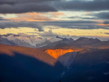 Canlı günbatımı görkemli dağları aydınlatıyor ve Squamish ve Whistler yakınlarındaki buzullar, BC.
