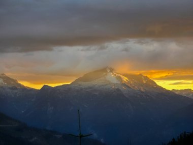 Altın güneş ışığı, Squamish ve Whistler, BC, Kanada yakınlarındaki dağ zirvelerini aydınlatıyor.