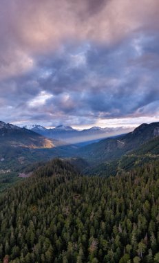 Kanada 'nın Britanya Kolumbiyası' nda geniş bir dağ vadisi. Yoğun ormanlar, yuvarlanan tepeler ve dramatik bulut örtüsü..
