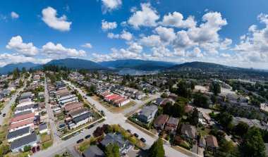 Burnaby 'nin gölü, dağları ve geniş mavi gökyüzü olan banliyösünün geniş bir hava manzarası. Burnaby, Büyük Vancouver, BC, Kanada
