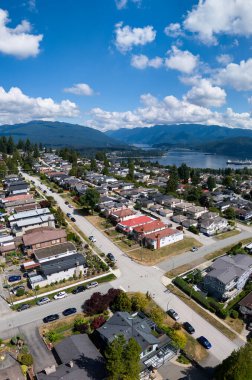 Büyük Vancouver, BC, Kanada 'daki Burnaby' nin havadan görünüşü göl ve dağların yakınındaki yerleşim yerlerini gösteriyor..