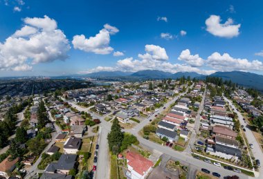 Burnaby, Büyük Vancouver, BC, Kanada 'daki ağaçlarla çevrili bir banliyöde kuş bakışı manzara.
