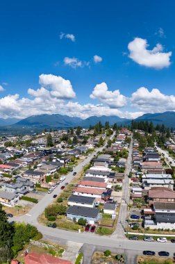 Büyük Vancouver, BC, Kanada 'da, mavi gökyüzünün altında sessiz bir Burnaby yerleşim bölgesinin hava görüntüsü..