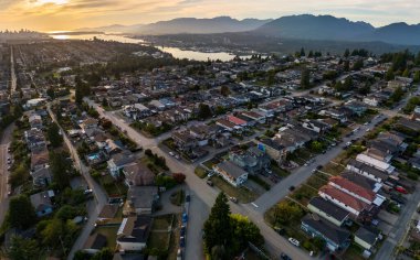 Büyük Vancouver, BC, Kanada 'daki Burnaby banliyösünün gün batımında havadan görünüşü.