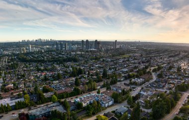 Burnaby 'nin yüksek gökdelenli manzarası ve sessiz banliyö caddeleri, Büyük Vancouver, BC, Kanada.