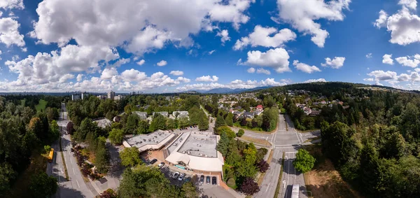 Büyük Vancouver 'daki Burnaby banliyölerini, ağaçlarını ve bulutlarını gösteren panoramik hava fotoğrafı.